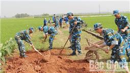 Bộ đội giúp dân làm đẹp làng quê